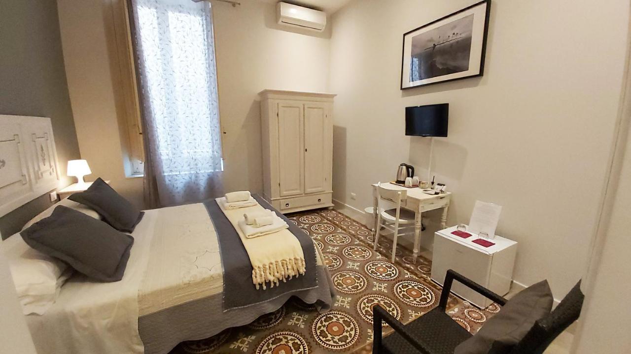 Boutique Rooms And Breakfast Granveliero Trapani Bagian luar foto